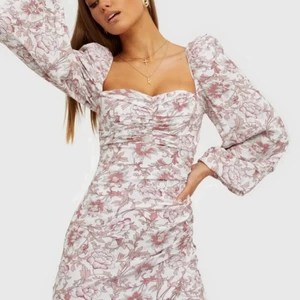 Nelly, klänning  - Säljer denna fantastiska klänningen från Nelly. Storlek 36 men skulle också passa till en 34. Använd endast 1 gång.