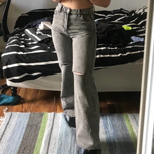 GREY 90’S WIDE Leg Jeans Bershka  - Helt sålt på jeansen, men då jag föredrar lösare passform så har jag köpt likadana i en strl större och säljer nu vidare dessa! 🤩 Gråa högmidjade jeans med vida/raka ben, revor vid knäna och fickor fram och bak. Sitter som en smäck på mig som vanligtvis har 32/34 i jeans, går ner till golvet på mig som är 1,59. True to size enligt mig. Köpta på Plick och endast använda 2ggr av mig! Inga defekter! 😋 Endast SWISH, frakt tillkommer på 62:- ! 