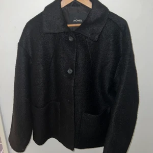 Monki kort kappa - Säljer denna korta kappa från Monki. Den är köpt för inte så länge sen men har inte använts mycket. 