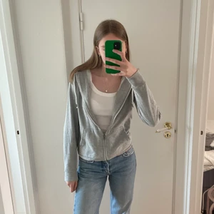 Zip-up hoodie - Grå hoddie från lager 157🤍🖤 jag är 175cm