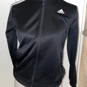Adidas kofta xs-s - En adidas kofta aldrig använd! Väldigt skönt material och får att ta över vad som helst🫶 köparen står för frakt