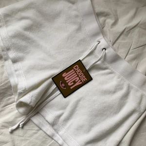 Vintage Juicy Couture Terry Shorts  - jätte snygga vintage juicy couture shorts. dom är helt nya med lappen kvar. sitter lågmidjade och passar storlek S 34/36. köp direkt för 200 kr + 66 kr frakt:)