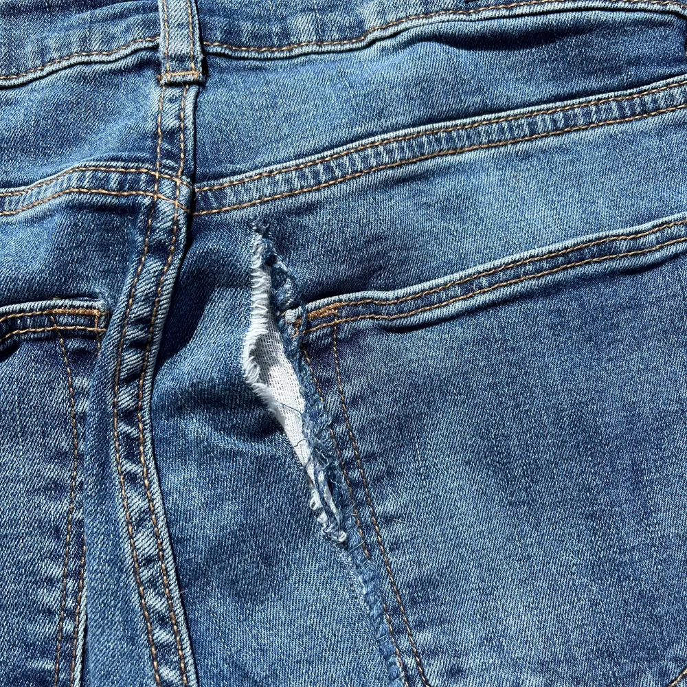 Säljer mina super snygga jeans (skriv för mer bilder när jag har på mig dem) tajta upptill och lite vida nertill. Jette sköna med stretchir material. Andvända Max 5 gånger. Stl 26/34. Står inte vart de är ifrån tyvärr. De har spruckit i rumpan men de går lätt att sy igen. Säljer pga att de är för små för mig. . Jeans & Byxor.