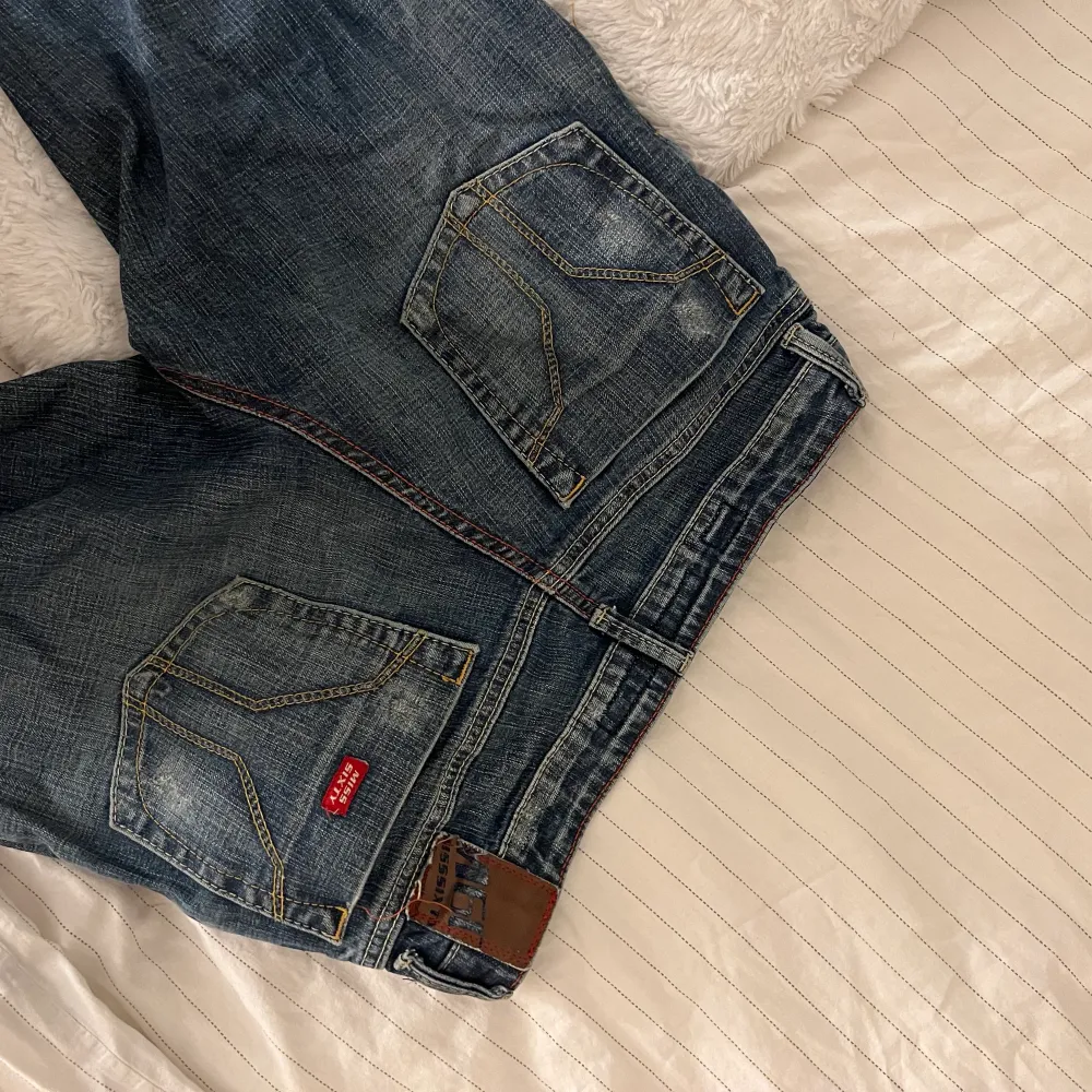 säljer dessa superfina lågmidjade jeans från misssixty för att dom tyvärr inte kommer till användning längre, jag är cirka 160cm lång och dom är cirka 10cm långa på mig❤️‍🩹❤️‍🩹. Jeans & Byxor.