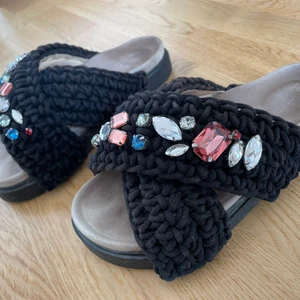 Inuikii - Sandaler från Inuikii köpta 2/06-22. Använda men fortfarande i bra skick! Storlek 37, kan mötas i Uppsala annars står köpare för frakt. 