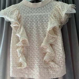 Volang top - Säljer en beige volangtop med öppen rygg och knytning på ryggen!! 