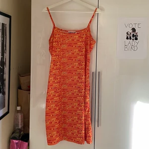 Sommarklänning - Jättesöt sommarklänning jag köpt på humana som inte kommer till användning! Den är i ett jätteskönt, ganska tunt, material med text över den. Passar perfekt att dra över bikinin, eller ha under en stickad tröja nu i sommar🥰