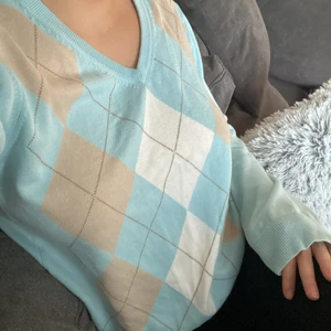 Söt rutig tröja - Hej säljer då jag inte använt på ett tag, köpt här på plick för 200 kr så säljer för 60kr+frakt😊 skönt material & jättefin blå färg