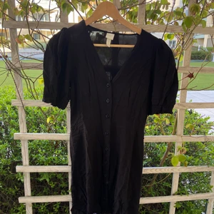 100kr, storlek 38 - Svart klänning från HM. Storlek 38. Jag är 156 cm, klänningen går till knäna på mig. Använd ett fåtal gånger förra sommaren. Säljer då den inte kommer till användning. Kan mötas i centrala Norrköping eller fraktas men då står köparen för frakten 😊