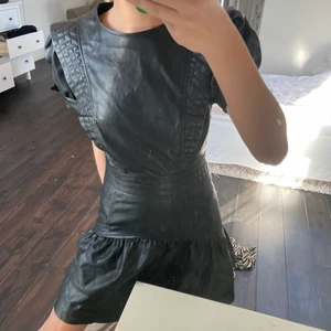 Klänning - Skitsnygg skinnklänning som tyvärr ej kommer till användning💖