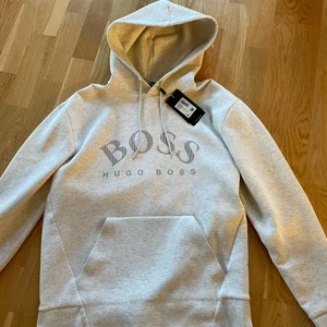 Hugo boss kofta  - Helt ny och oanvänd Hugo boss kofta i storlek L men som även passar storlek M, köpt för 2000 originalpris.   *priset kan diskuteras*