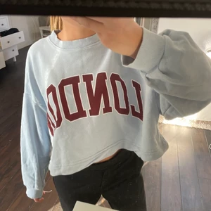 Collagetröja - Snygg collagetröja med trycket ”london” på💖