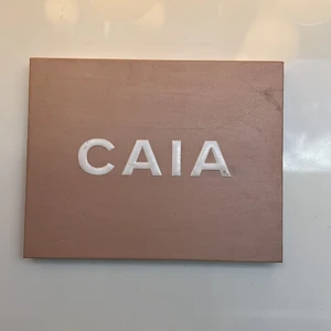Caia palett  - Säljer denna Caia palett. Lite använd men finns massor av smink kvar. Säljs pga ögonskugga är inte riktigt min grej. 300kr inklusive frakt