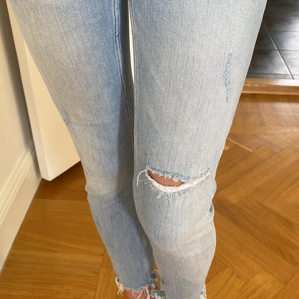 Ljusa jeans med slitna detaljer. Strl 36. . Jeans & Byxor.