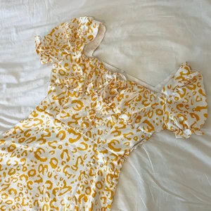 Klänning  - Säljer min gulliga satin klänningen från shein. Klänningen har endast testats och säljs för att det inte riktigt är min stil.Köparen står för frakten! 💕