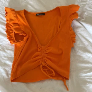 !!BYTE!! - Jag undrar om någon vill byta min oranga zara tröja mot en svart eller vit, en annan färg skulle också funka!