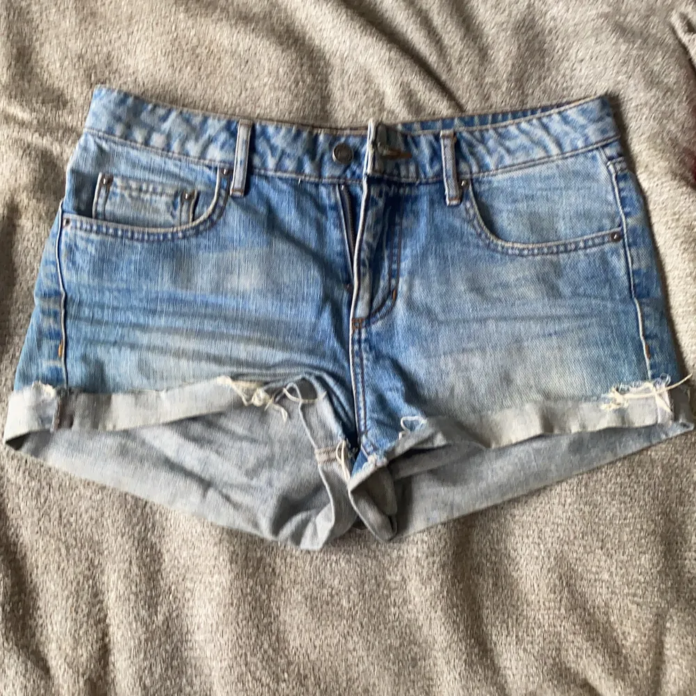 Lågmidjade, korta, lätt ripped jeansshorts från Samsøe Samsøe. Mycket fint skick, aldrig använt. Storlek 27. . Shorts.