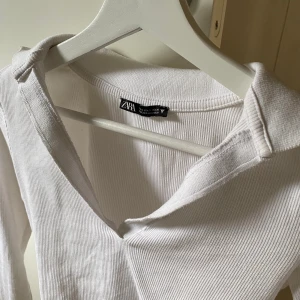 Topp med krage - V-ringad topp med krage. Köparen står för frakten, pris går att diskutera🤍