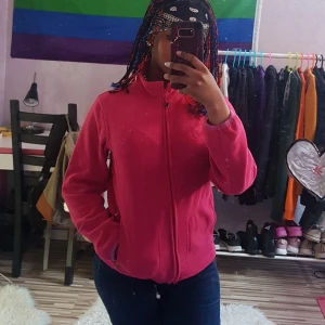 2 stycken fliströjor 134/140 och 158/164 - 2 stycken likafana rosa fliströjor, säljs separat eller ihop. Den i strl 134/140 har gummit på draget till dragkedjan åkt av. Lite bortskavd färg på draget också men förutom det så är dom i toppskick. Skriv privat vid frågor eller intresse! 