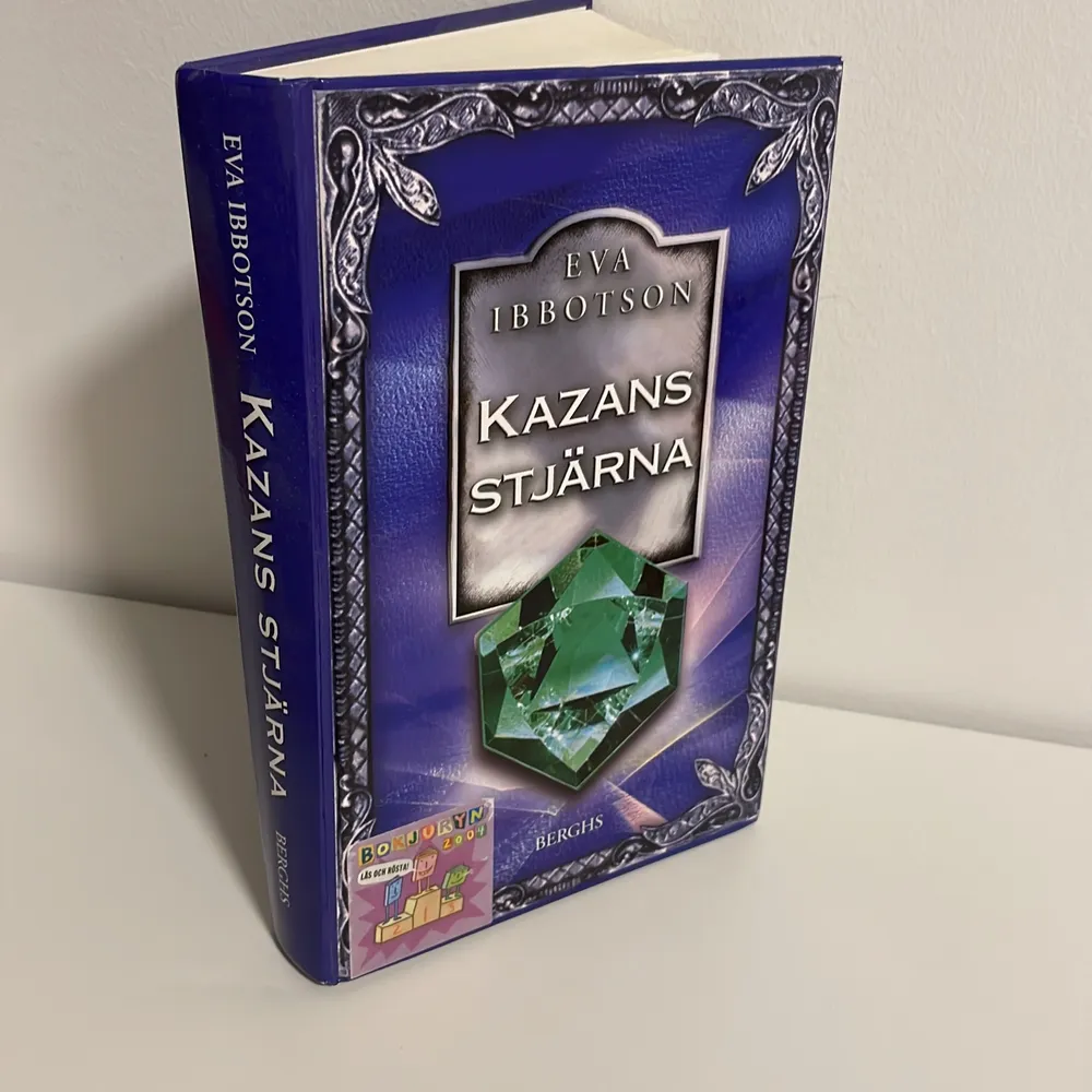 En bok på svenska vid namn ”Kazans Stjärna” av Eva Ibbotson. Övrigt.