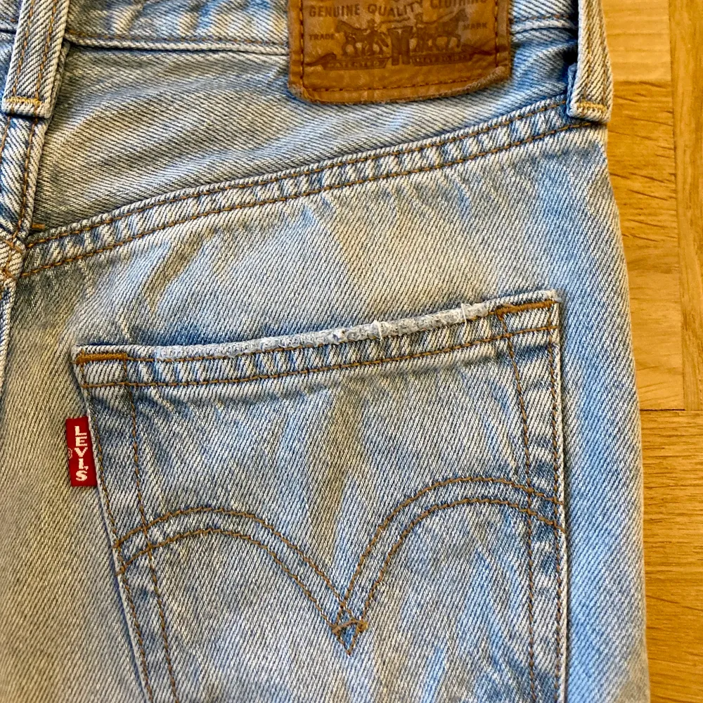Säljer dessa Levi’s jeans då de blivit för korta för mig som är 168cm. Använda men inget synligt slitage. Färgen är som på bild 2&3.. Jeans & Byxor.