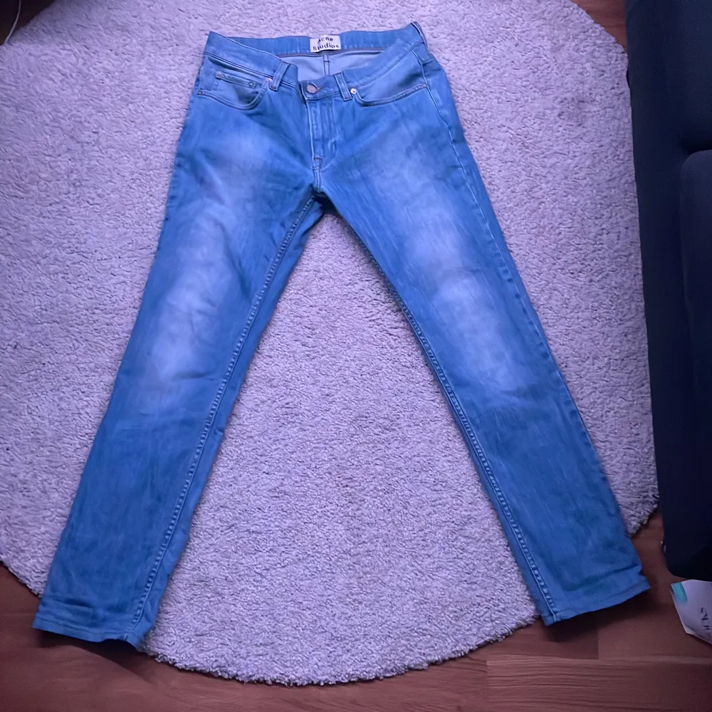 31/32, Jag haft dem länge men knappt använt dom. Det är inga skador på dem alls. Original pris 2100kr. Jeans & Byxor.