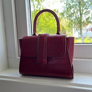 Röd Zara väska❤️ - Säljer denna super fina väska från Zara, köpte i julas! Vid många intresserade kommer budgivning startas❤️