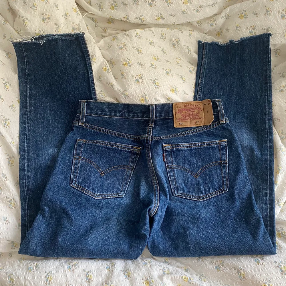 Levis 501 jeans ❤️ står storlek W27 men de passar W24-W25 ❤️ jag har 26 och de är lite för små på mig! Avklippta där nere och jag är 163 för referens. Innerbenslängden är 70cm och midjemåttet 34cm rakt över💋. Jeans & Byxor.