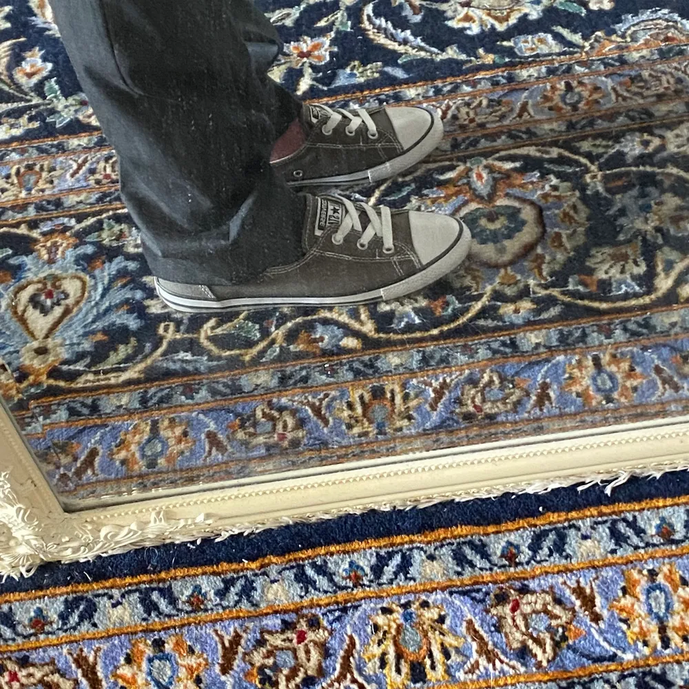 Converse skor i färgen grå! Köpt från Plick och säljer pga lite stora. Skit fina 😚😚. Skor.