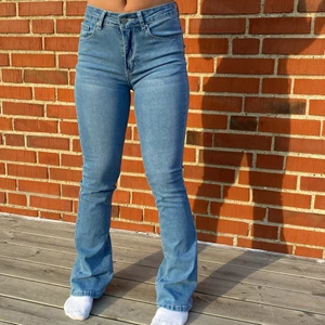 Bootcut jeans - Säljer dessa as coola bootcut jeans ifrån SHEIN, bra material och dom är jätte sköna, nästan aldrig använda,💞  jätte fina stenar på  rumpan!!😍