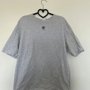 Adidas tshirt - Oversize-modell! 