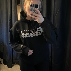 Hoodie  - Säljer denna svarta Hoodie med en perfekt luva! Storlek S från herravdelningen. Aldrig använd. 150kr!🤍