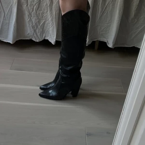 Klackskor - Säljer mina klackskor från Nelly i storlek 39. Är i skinnimitation och har detaljer som liknar ormskinn. Supercoola! Dock är de för små för mig…