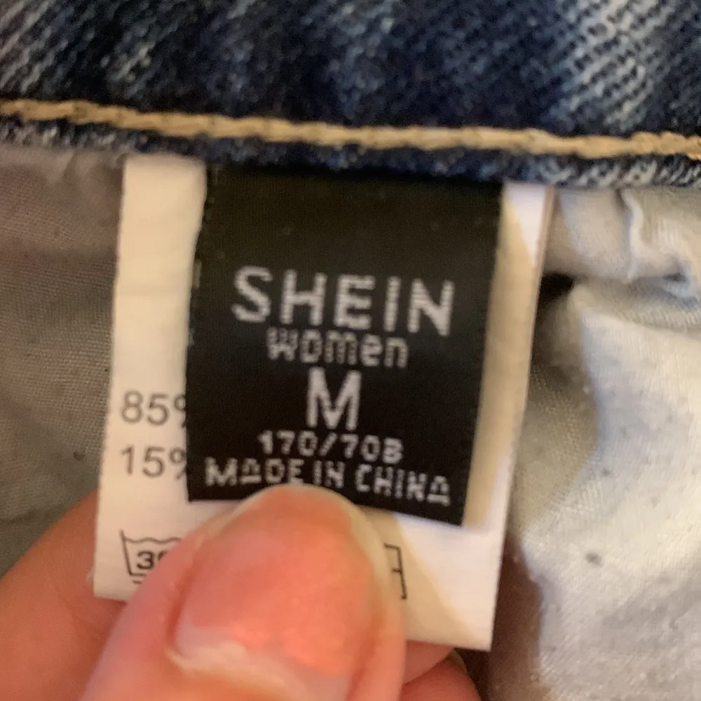 Ett par mörkblåa högmidjade jeans från shein storlek M och sitter lite förstort på mig som bär S och är parfekt i längden på mig som är 174!💗 Använt 1-2 gånger då jag gillar ljusa byxor mer! Kan frakta men köparen står för frakten!💗. Jeans & Byxor.