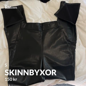 Läderbyxor Skinnbyxor  - Med slits Bilden är från min egna tise (@vr123)