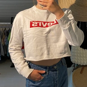 Levi’s sweatshirt - Levi’s croppad sweatshirt i storlek M. Stor garderobsrensning så kolla gärna in mina andra plagg, samfraktar gärna :) 
