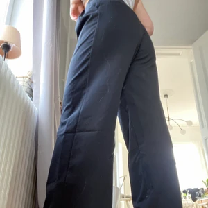 Kostymbyxor svarta - Raka svarta kostymbyxor från monki. Nästan oanvända så dom är som nya. 💫 Raka hela vägen ner.