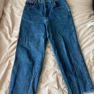 Oversize jeans - Jag säljer de här byxorna som har tyvärr blivit för stora för mig. De är jättesköna och sitter jättefint på. De är använda men bra skick. Köparen står för frakt💖