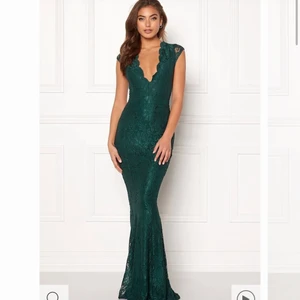 Balklänning  - Säljer min balklänning som jag aldrig fick använda iomed Corona år 2020 som blev inställd. Superfin verkligen. Prislappen är kvar och den är somsagt helt ny. Priset går att diskutera vid snabb affär då jag helt enkelt vill bara bli av med den. Köpte för 900 men säljer för 500 🌸