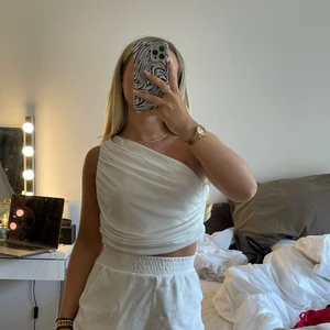 One shoulder tröja - Världens finaste topp i jättefint material. Aldrig använd! (Vet inte exakt vad frakten blir då jag inte testat vilket paket den får plats i) 