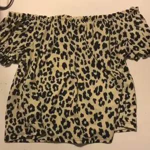 Leopard topp köpt på Gina tricot! Säljes för 50kr +frakt (100g=26kr) Kom DM för fler frågor! 