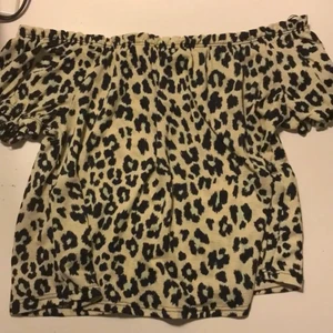 Leopard topp GINA TRICOT - Leopard topp köpt på Gina tricot! Säljes för 50kr +frakt (100g=26kr) Kom DM för fler frågor! 