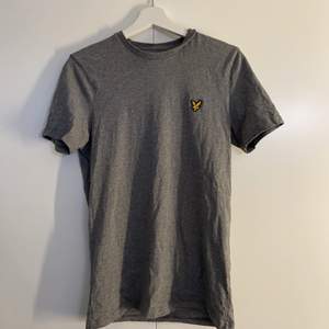 Grå t-shirt från lyle&scott, strl S. Aldrig använd så nyskick. 150 kr inklusive frakt🤍