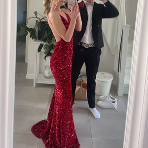 Balklänning - Säljer min fina fina balklänning, använd en gång. Nypris 2000 ❤️‍🔥 storlek XS. Är 172 lång och klänningen är väldigt lång. 