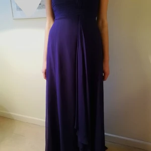 Vacker lila balklänning/ finklänning - Det här var klänningen jag hade när jag gick på skolbalen år 2014, har sedan använts ett par gånger på fina fester men sedan blivit hängande i garderoben då jag inte längre har den storleken. Jag vill att den här vackra klänningen kommer till användning 💕