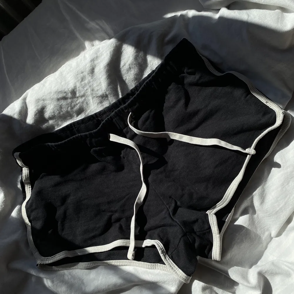 svarta shorts med snörning från new yorker FRAKT INGÅR. Shorts.