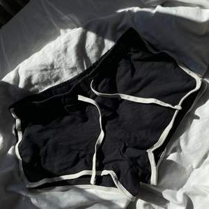 svarta shorts med snörning från new yorker FRAKT INGÅR