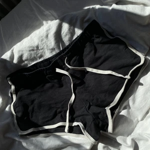 mjukis shorts - svarta shorts med snörning från new yorker FRAKT INGÅR