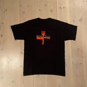 Vintage ramstein merch T-shirt - En ramstein tisha från tidigt 00 tal. Skick 7/10 bara lite cracking i trycket och den är i n storlek M men sitter boxy så passar L också!