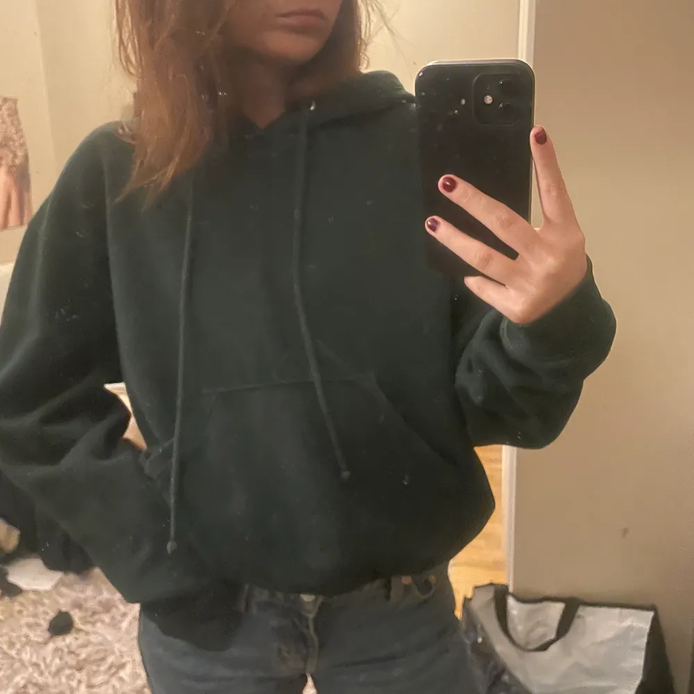 Grön oversized hoodie från Weekday som jag älskar men har för många tjocktröjor. Nopprig från tvätt. 🤍. Hoodies.
